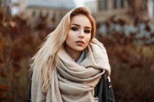 Femme sous le vent en hiver